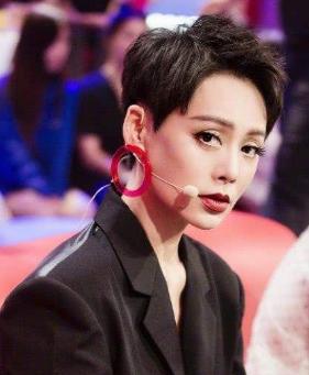 寧靜演員與寶藏小店的邂逅，小巷深處的表演與美食之旅